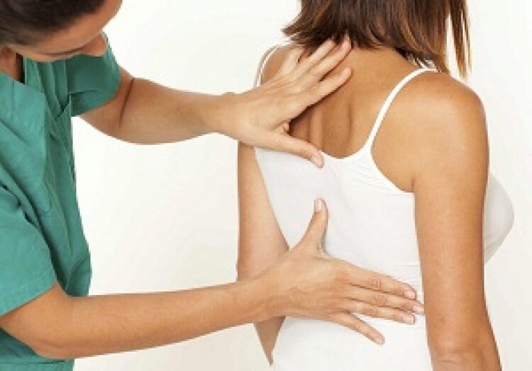 Se sospeitas do desenvolvemento da osteocondrose torácica, debes visitar un médico